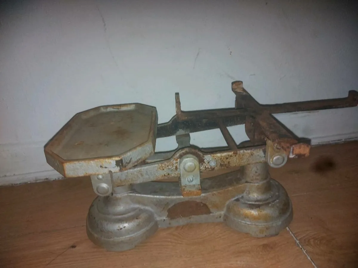 Vintage weighing scale - Image 1