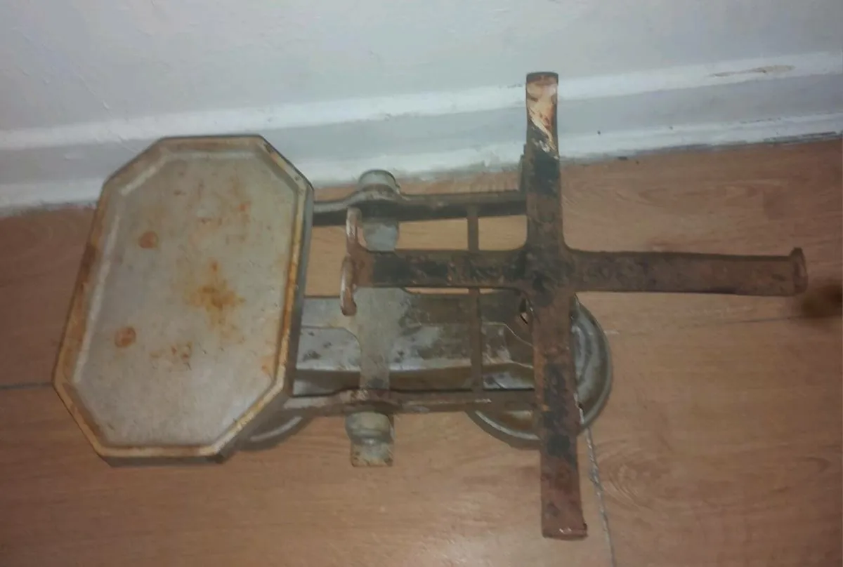 Vintage weighing scale - Image 2