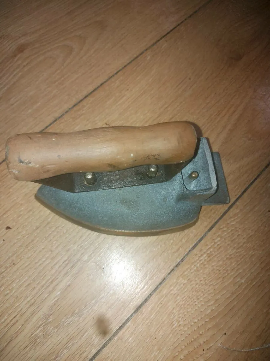 Antique clothes iron - Image 1