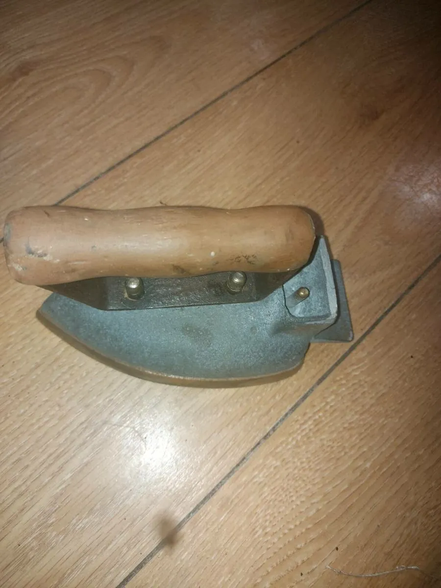 Antique clothes iron - Image 2