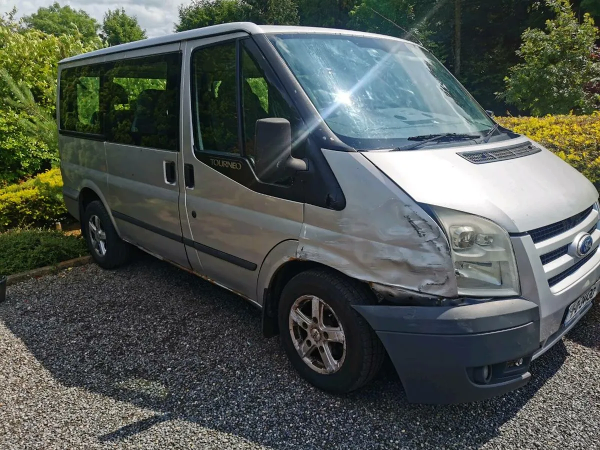 11 Ford Tourneo 9 seater bus