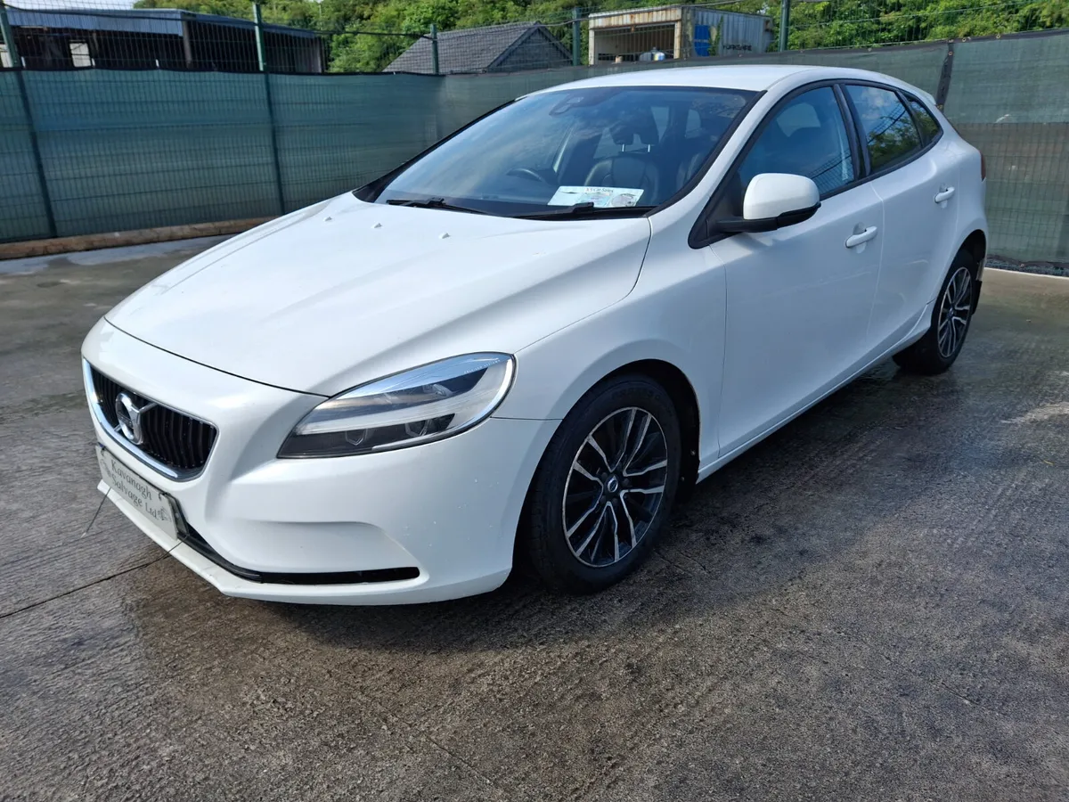 162 Volvo V40 2.0 Diesel .Light Damage - Image 2