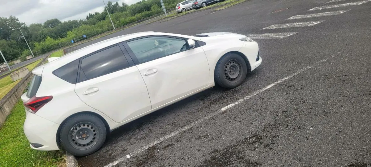 Toyota Auris van - Image 2