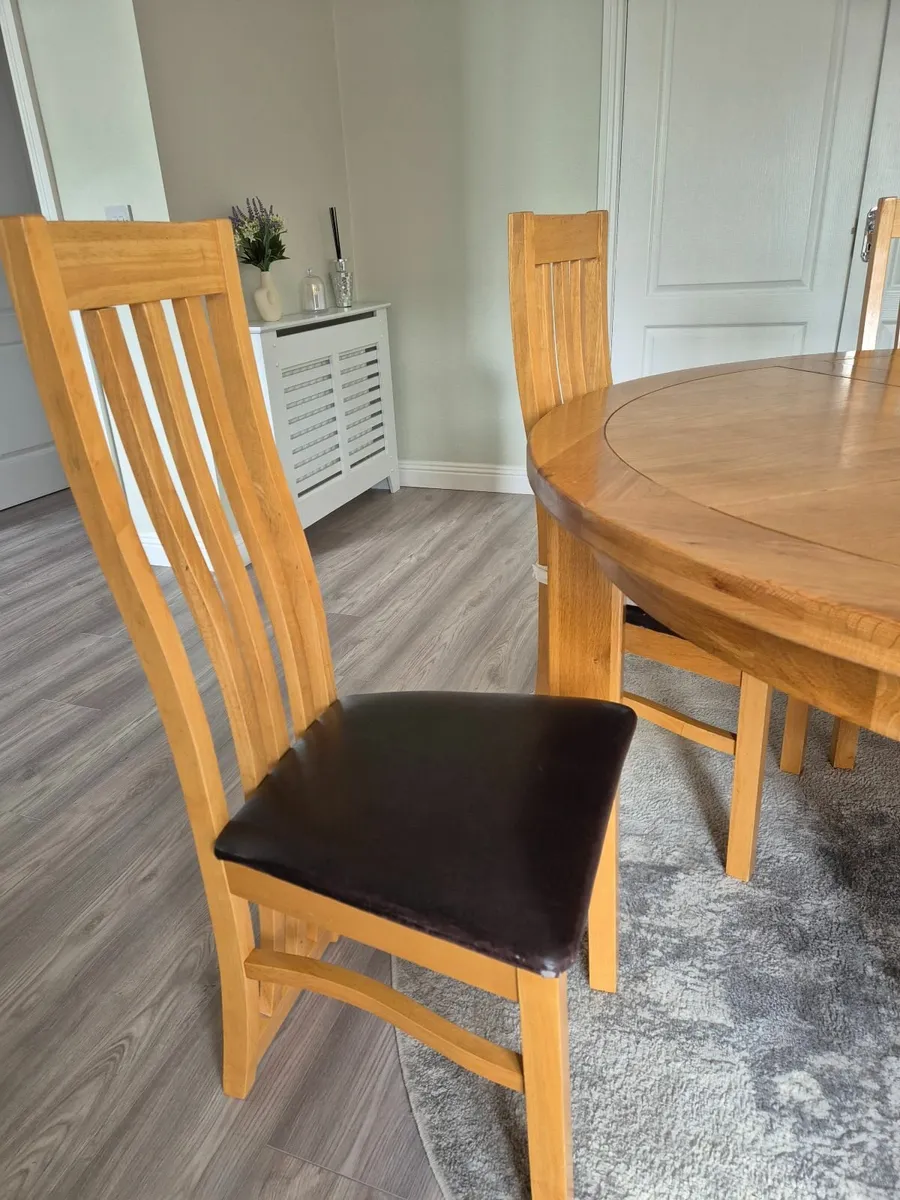 Round table + 6 chairs - Image 2