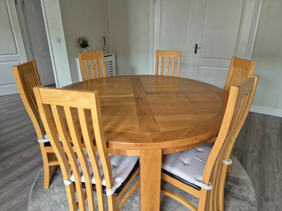 Round table + 6 chairs - Image 1