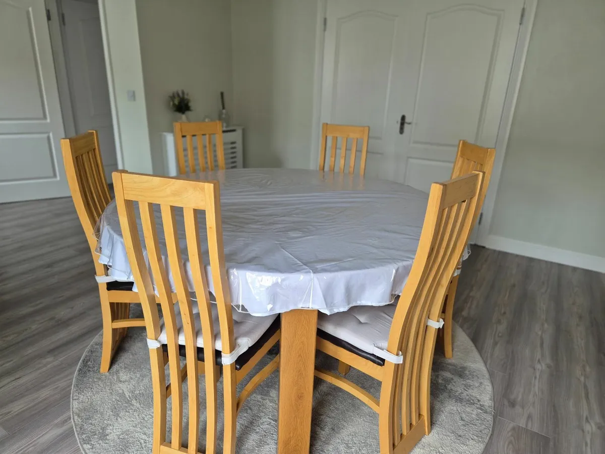Round table + 6 chairs - Image 3
