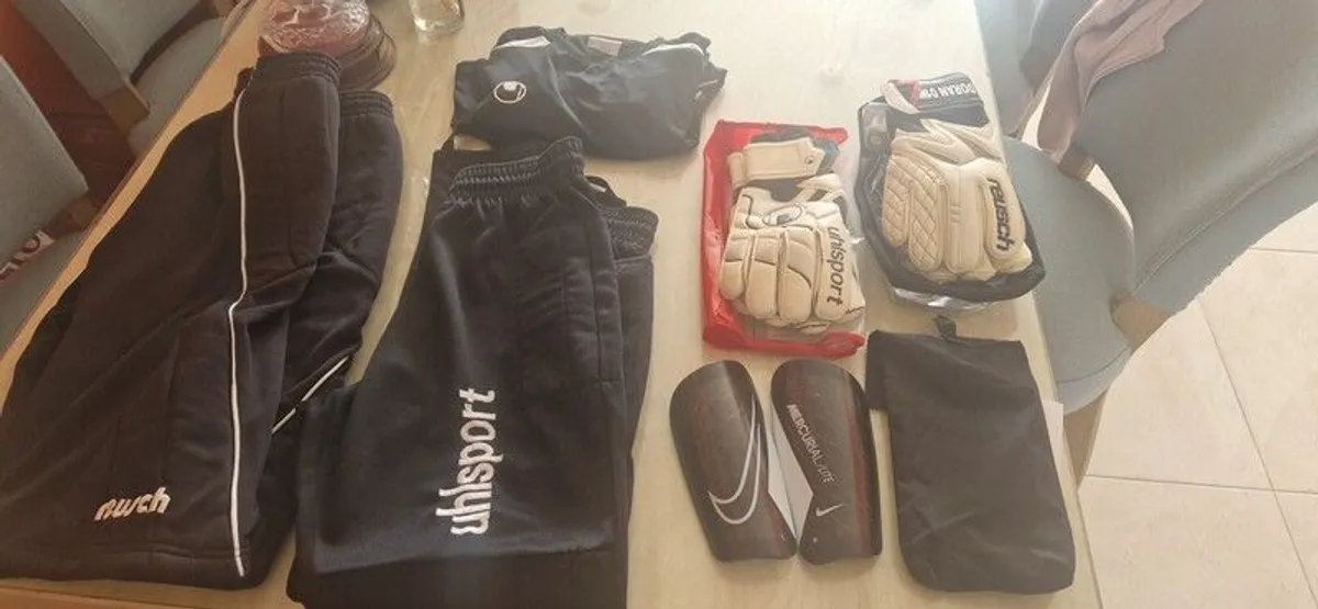 Goalkeeper Gloves & clothing - Image 1