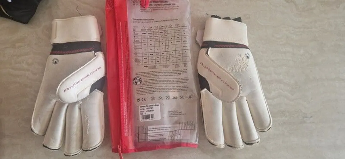Goalkeeper Gloves & clothing - Image 4
