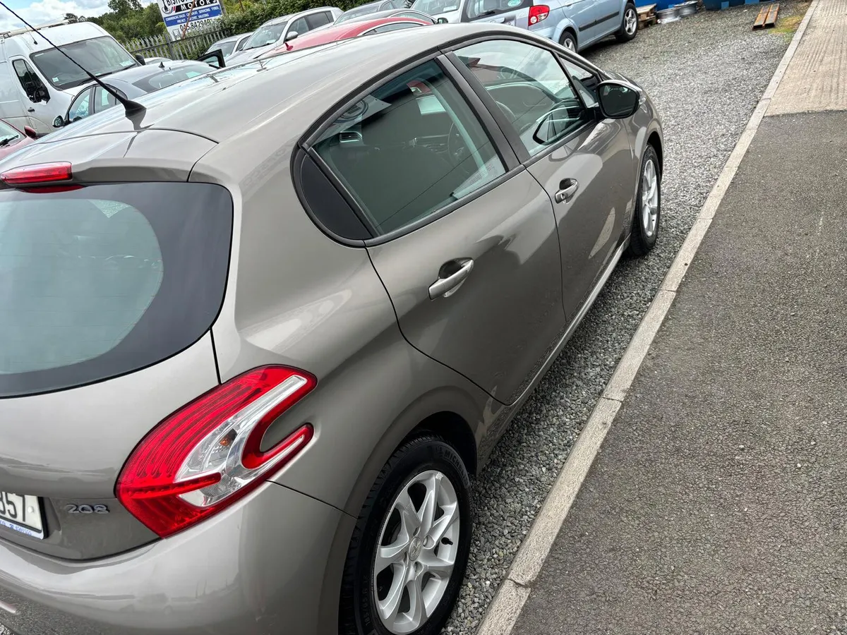 Peugeot 208 2015 - Image 2