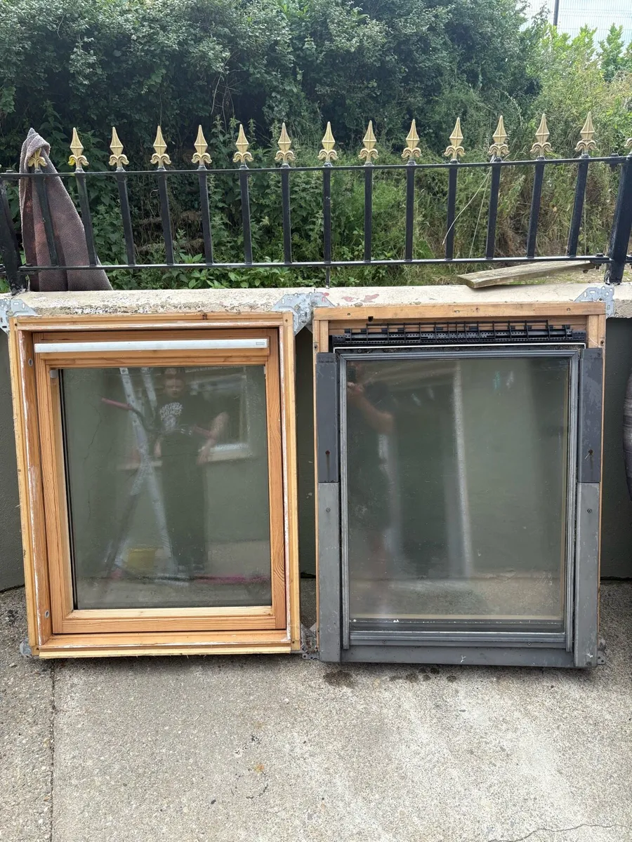 2 Velux roof windows GGL M04 - great condition - Image 1