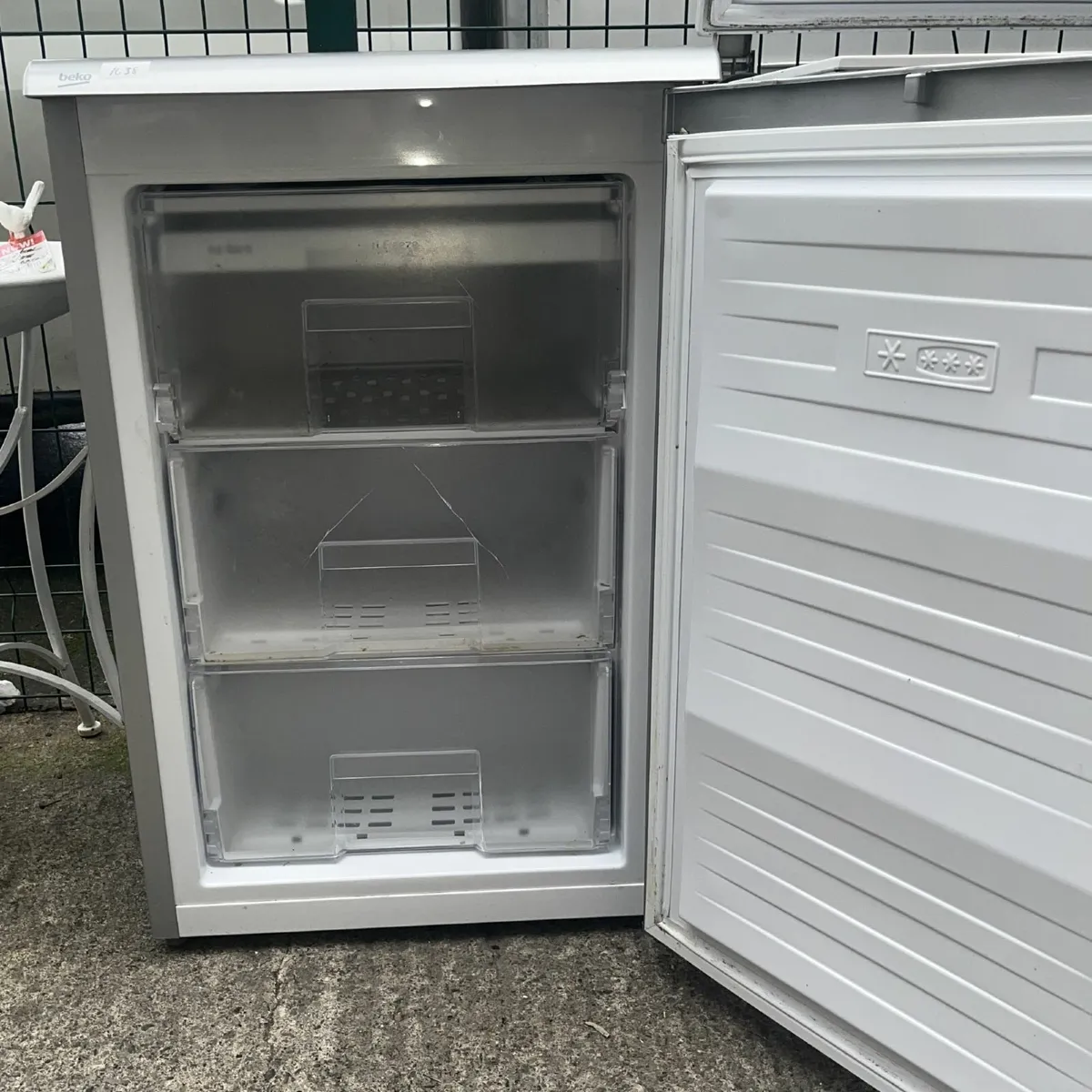 Beko Silver Under Counter Freezer - Image 3
