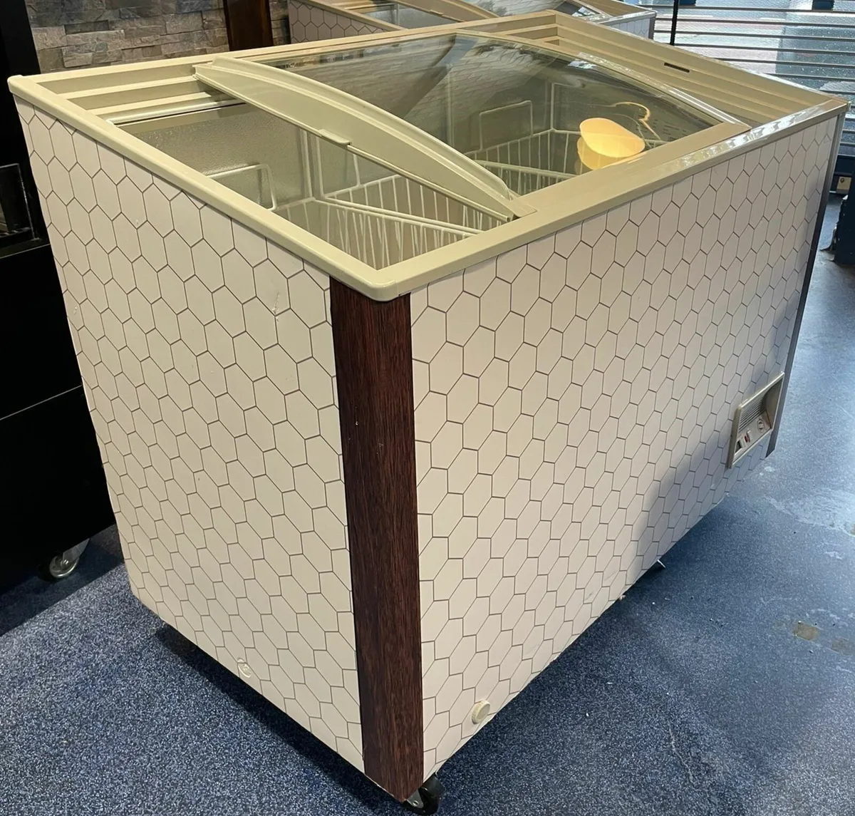 Polar G-Series Display Chest Freezer 270Ltr - Image 1