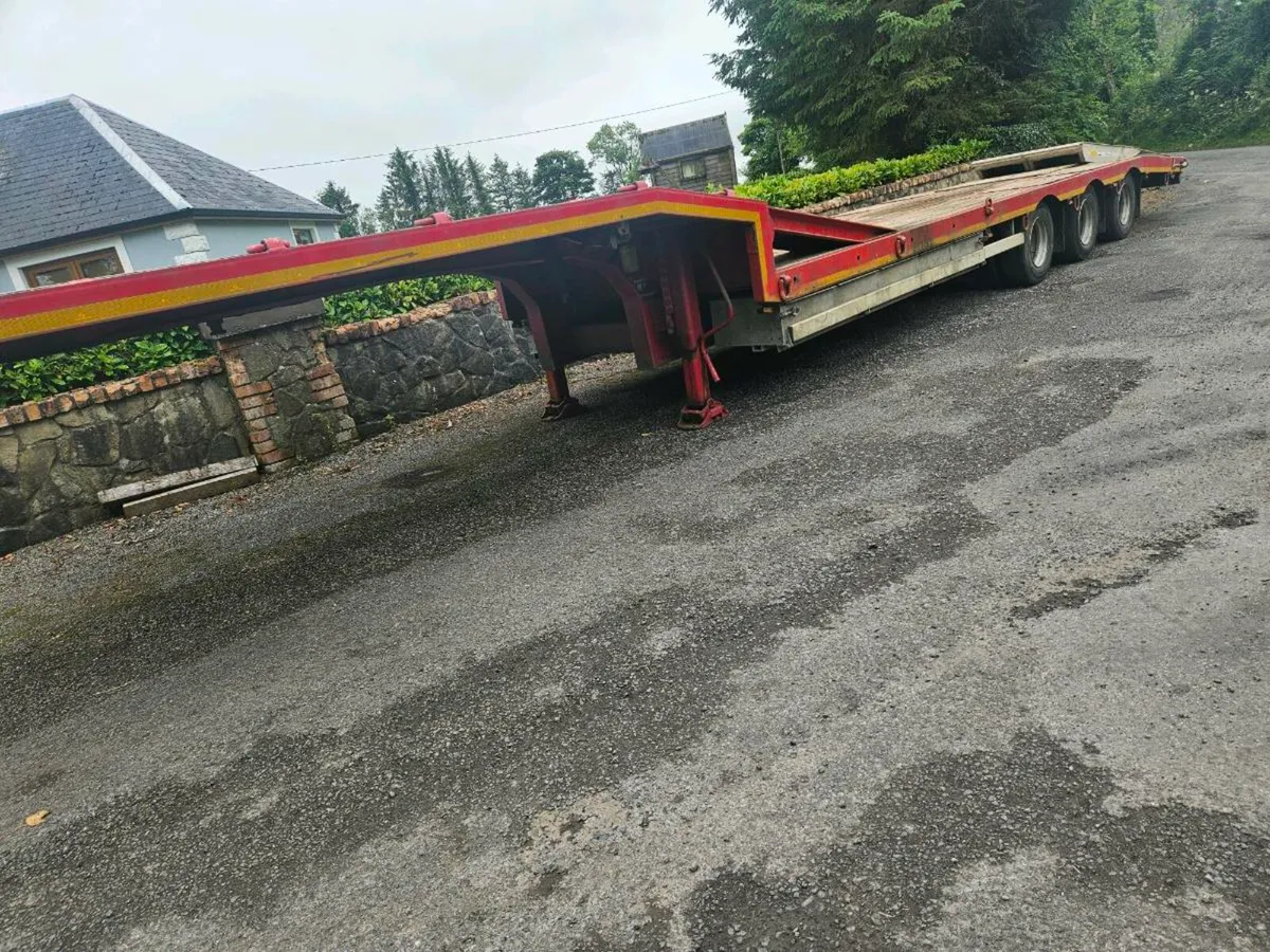 2011 low loader 3 axle - Image 1