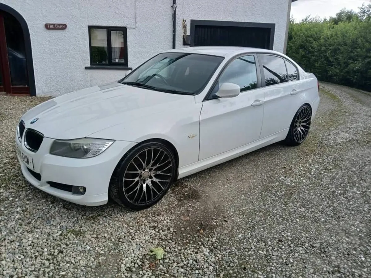 BMW 3-Series 2011 - Image 2