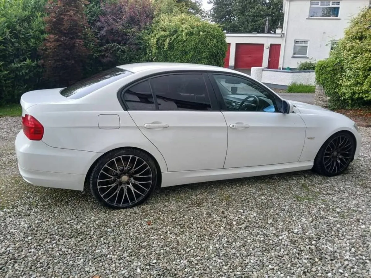 BMW 3-Series 2011 - Image 3