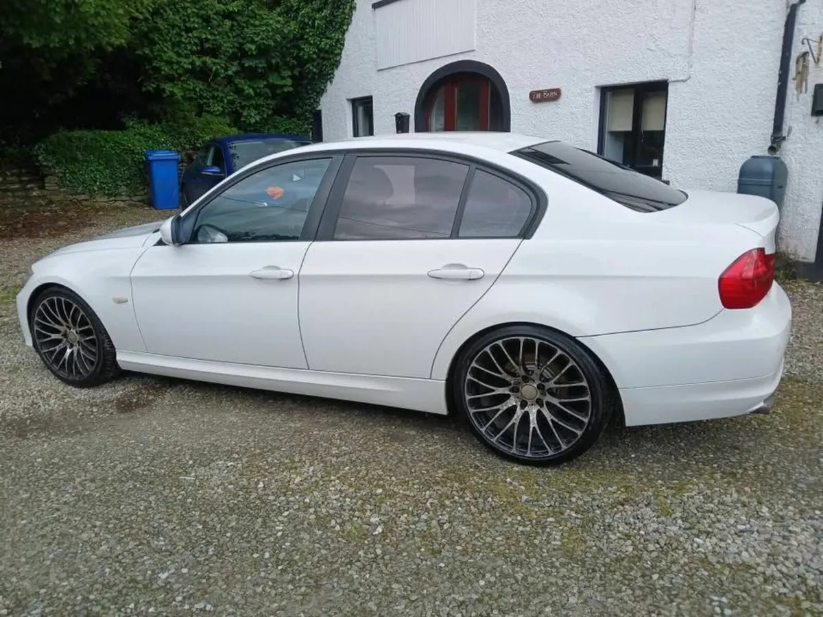 BMW 3-Series 2011 - Image 4