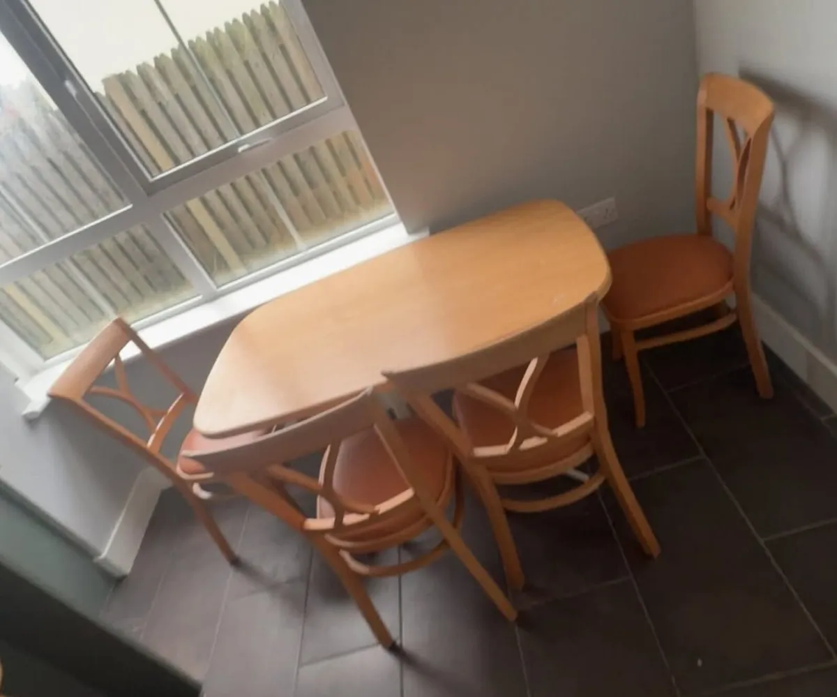 Kitchen Table & Chairs. Delivery Available.