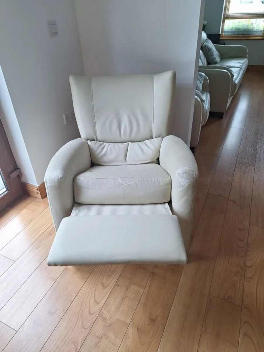 FAMA Cream Recliner Chair - Image 2