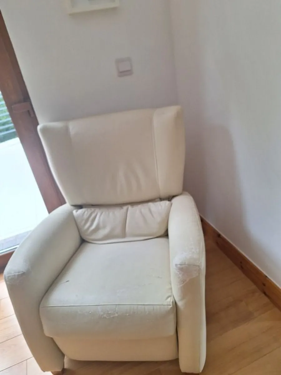 FAMA Cream Recliner Chair - Image 4