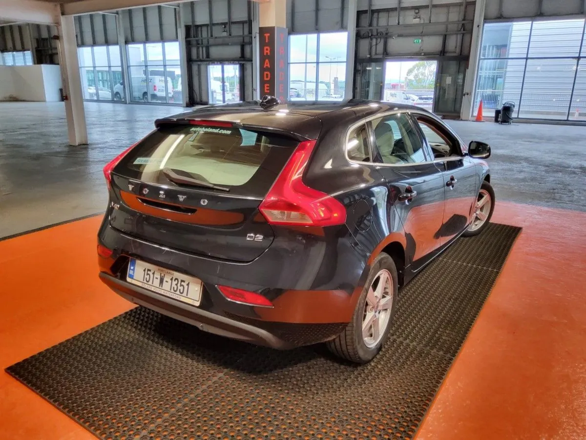 Volvo V40 1.6 D2 (115hp) SE Leather - Image 3