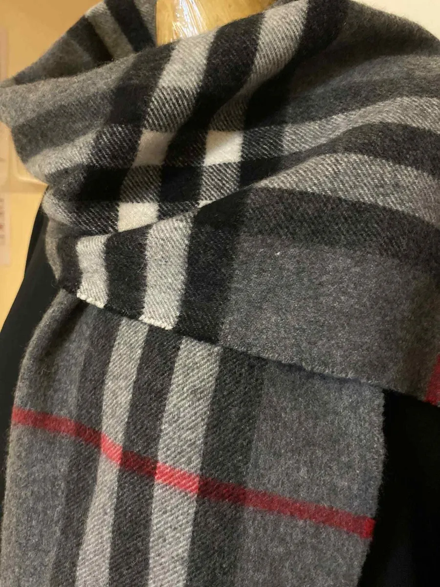 Burberry Cashmere scarf - Image 3
