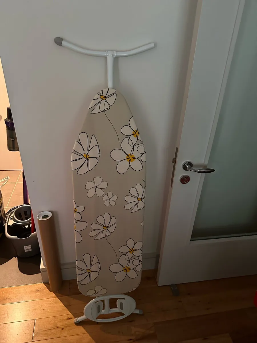 Iron and ironing board - Image 3