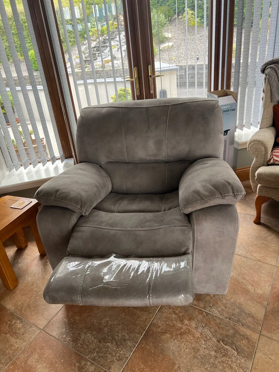Reclining couch and matching chair - Image 3