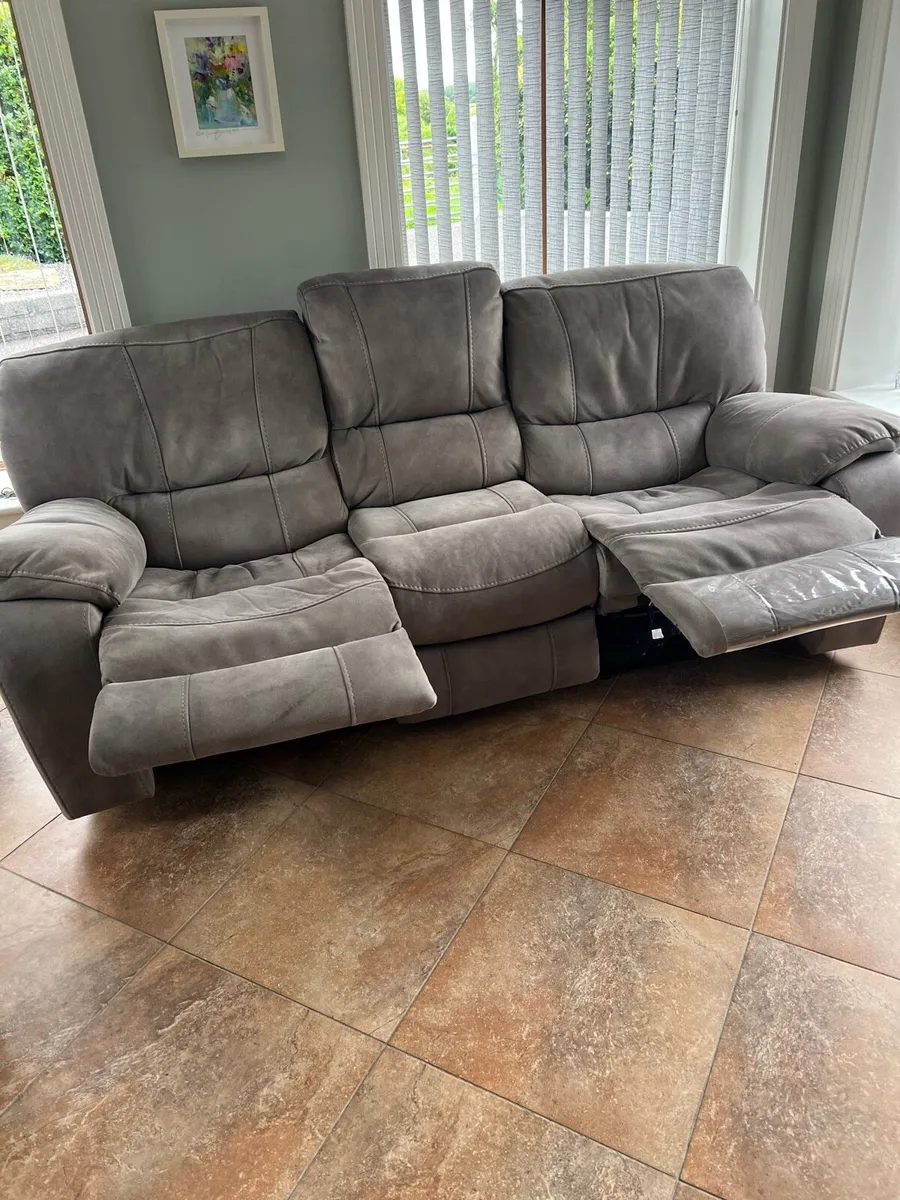 Reclining couch and matching chair - Image 4