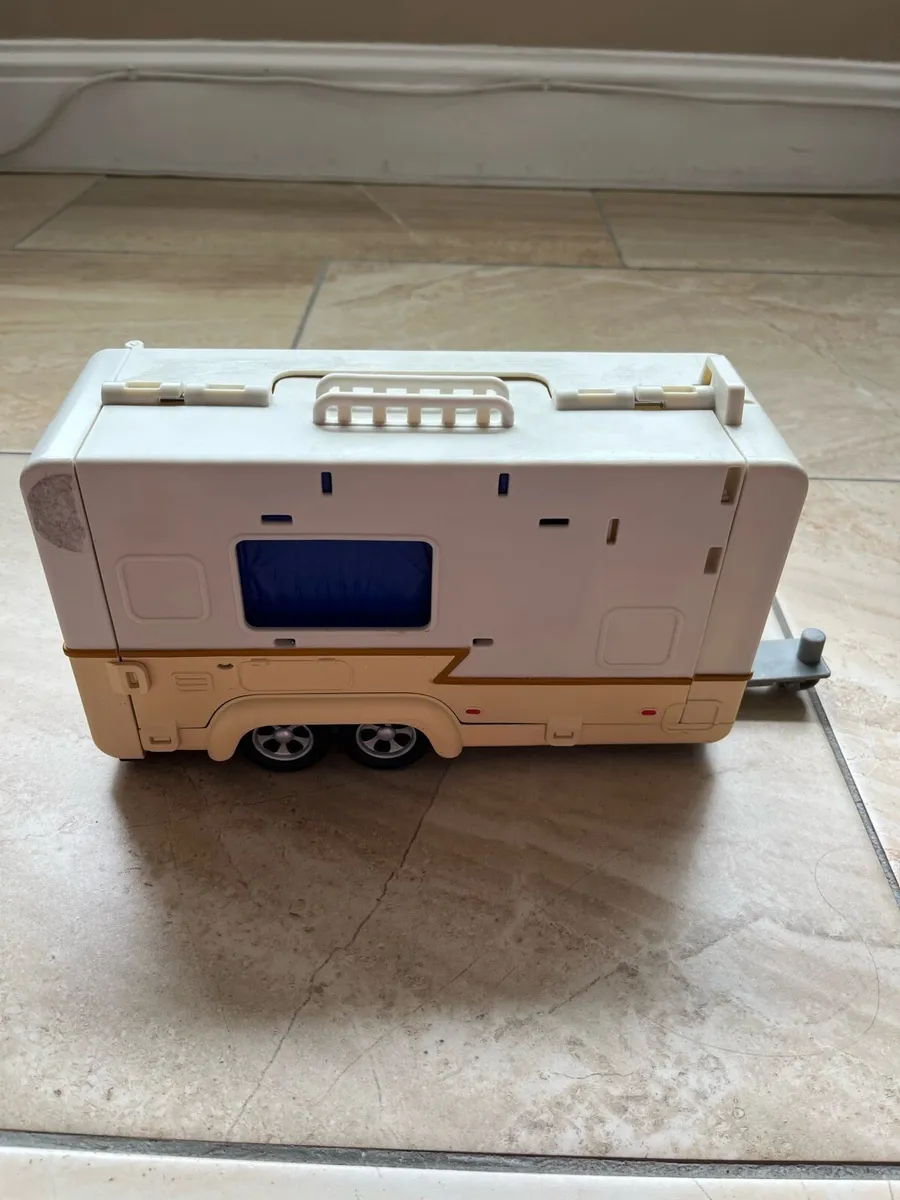 Bluey caravan play set - Image 3