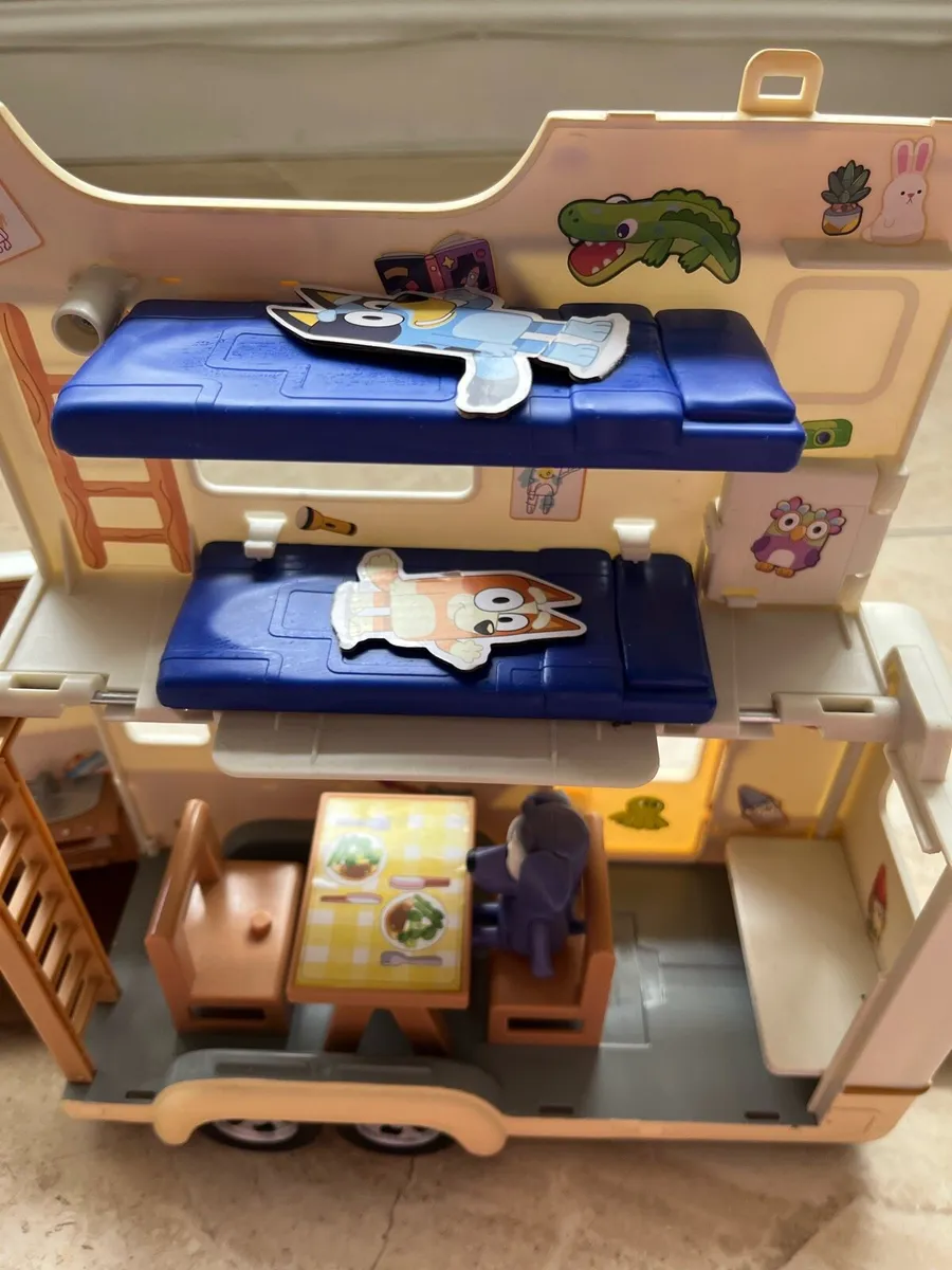 Bluey caravan play set - Image 4
