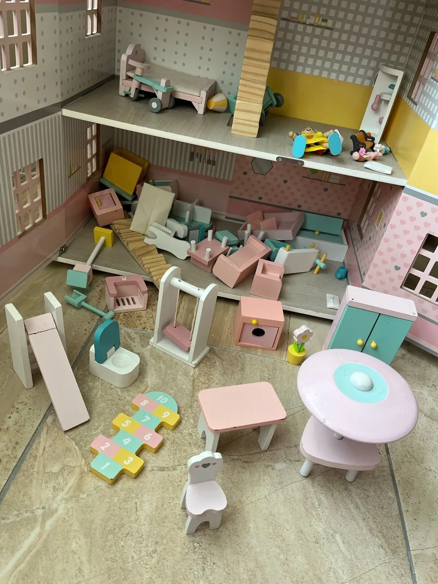 Little Town Dolls House - Image 2