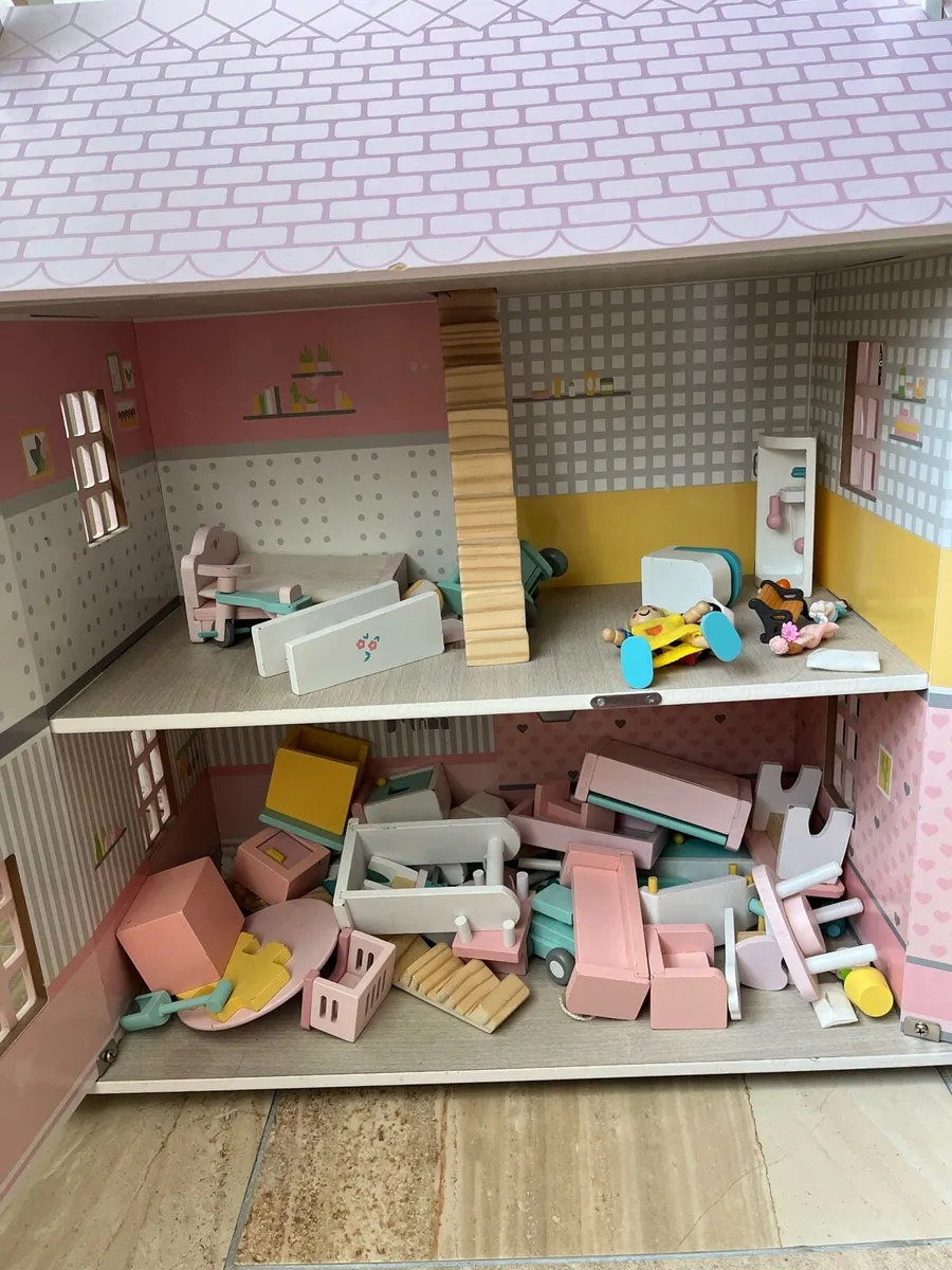 Little Town Dolls House - Image 4