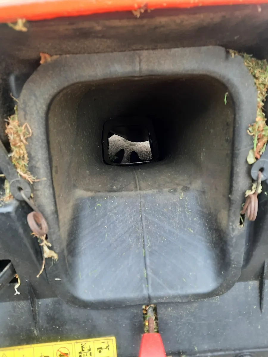 Ride on lawn mower - Image 2