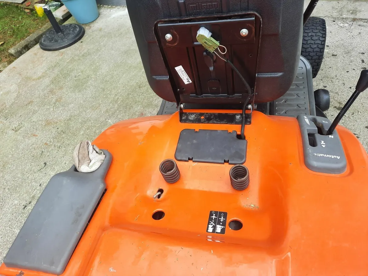 Ride on lawn mower - Image 3