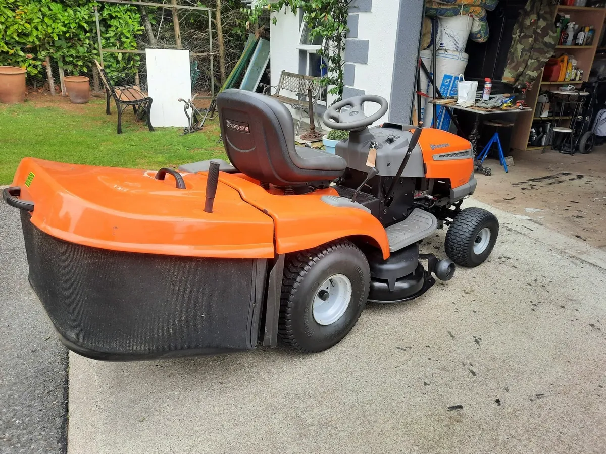 Ride on lawn mower - Image 1