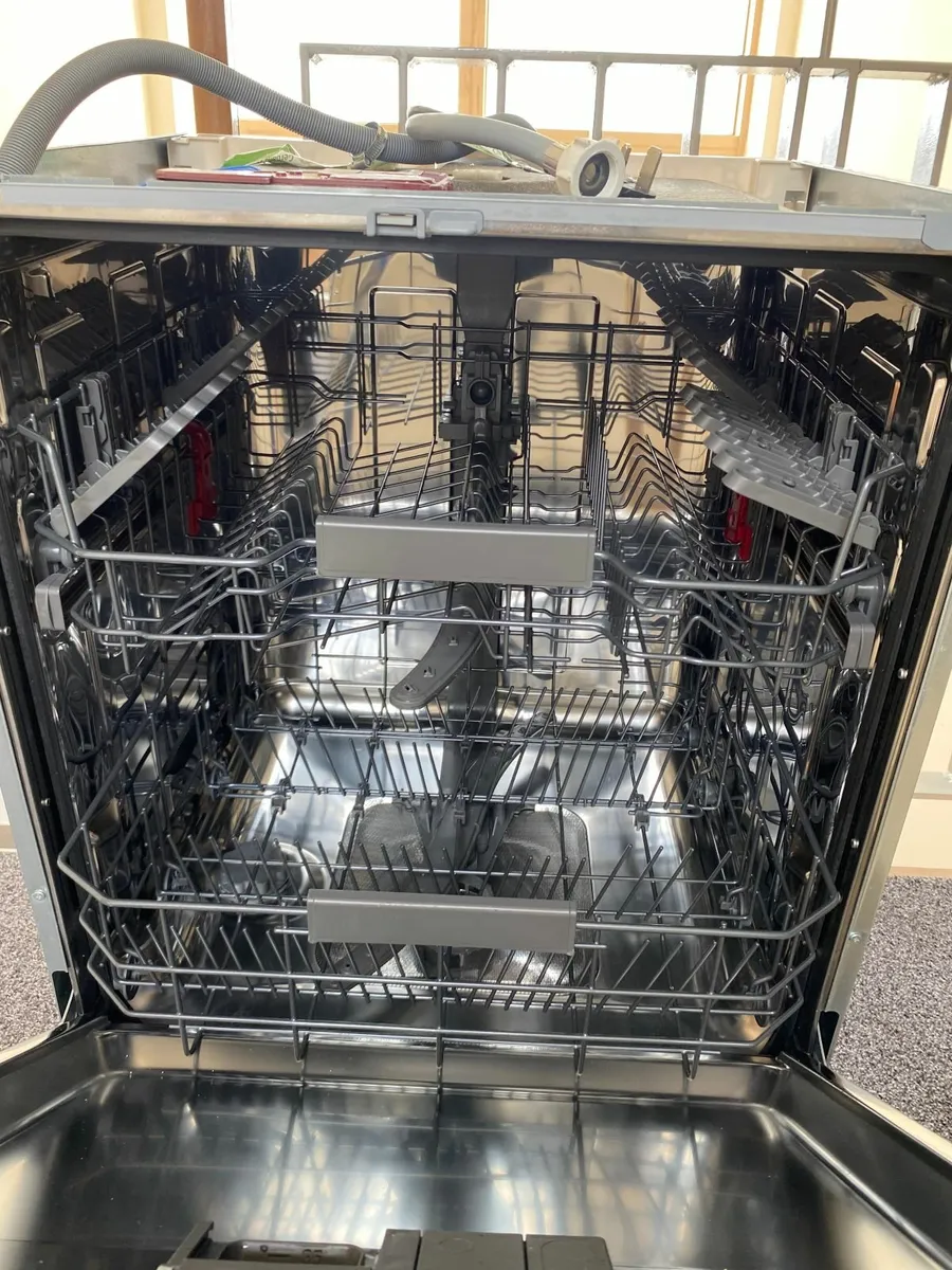 Whirlpool Integrated Dishwasher – Hardly Used! - Image 4