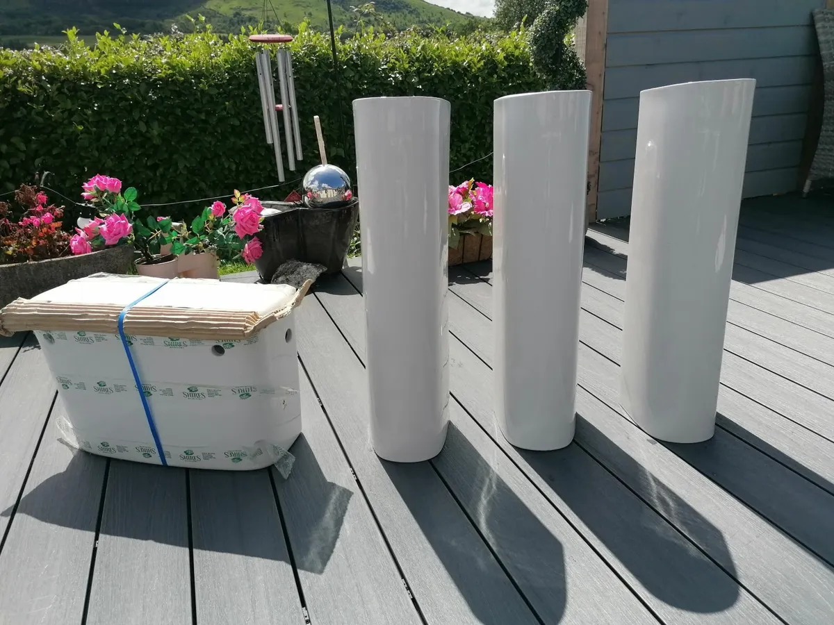 Shires white floor mounted full pedestal. - Image 1