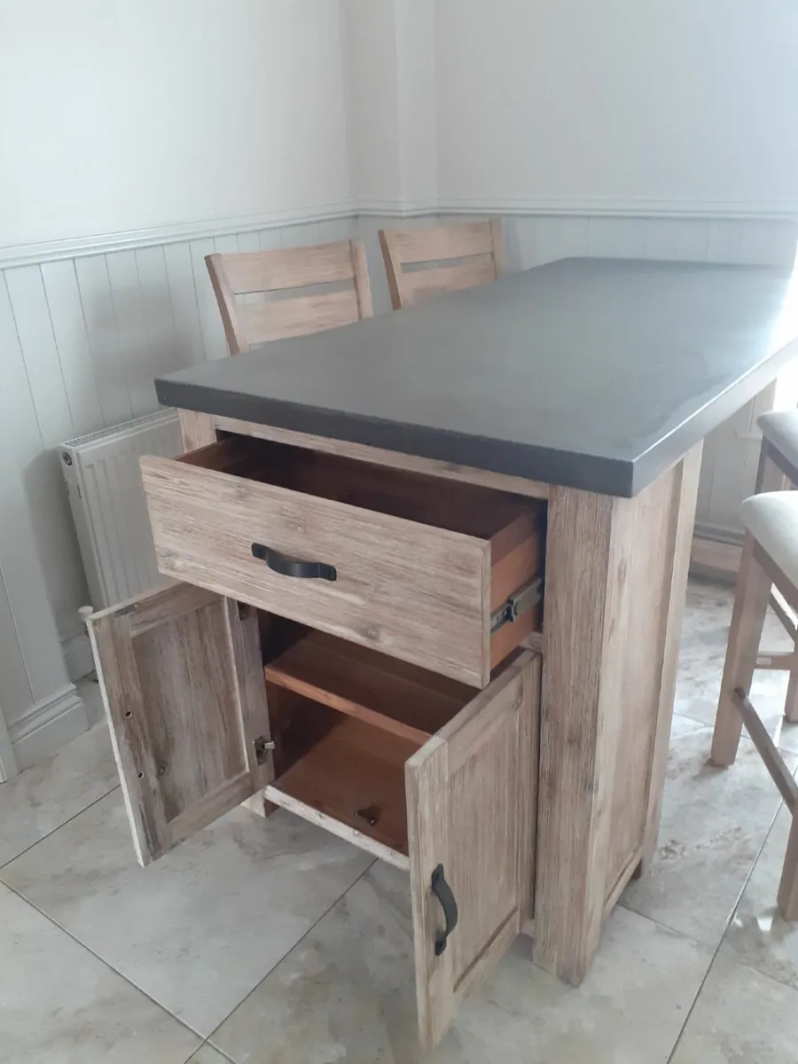 Breakfast island and 4 bar stools - Image 2