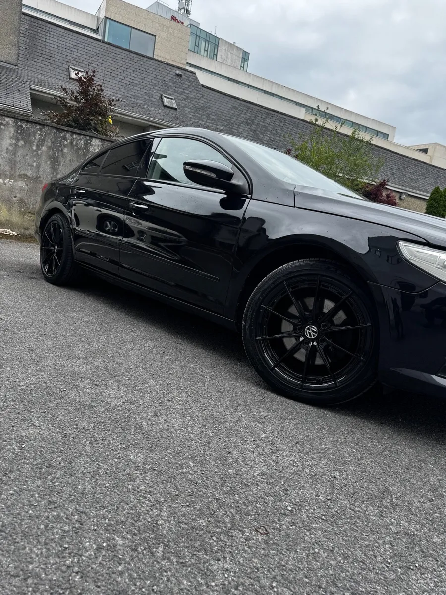 Volkswagen Passat 2012 - Image 2