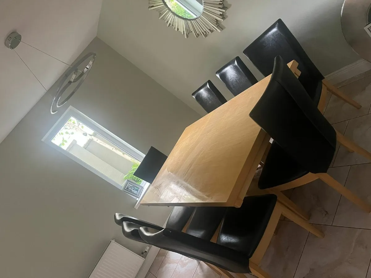 Table and chairs - Image 1