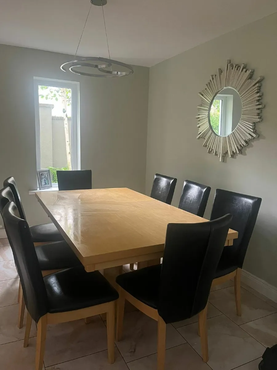 Table and chairs - Image 2