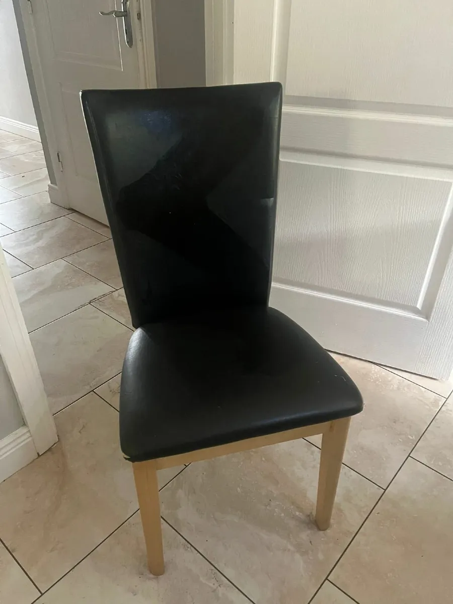 Table and chairs - Image 3