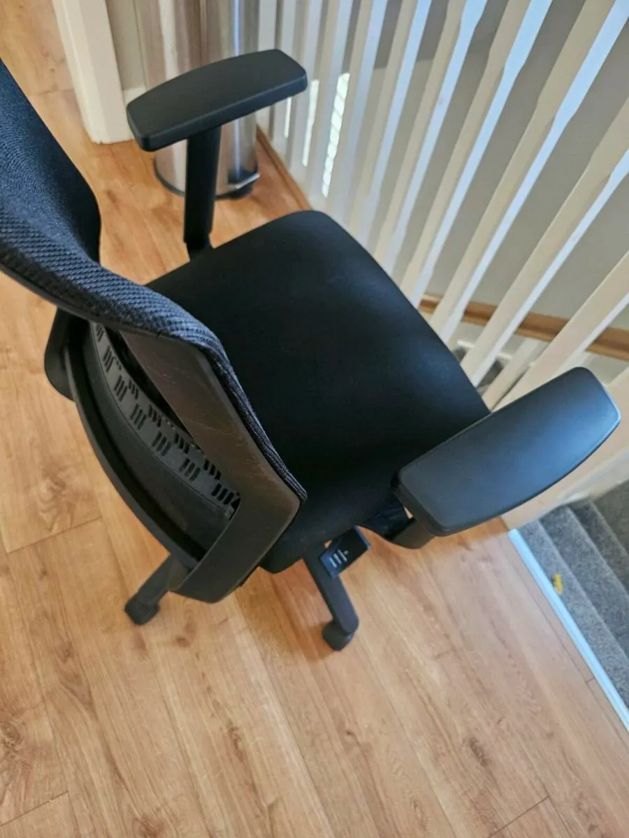Office chair, Excellent condition - Image 3