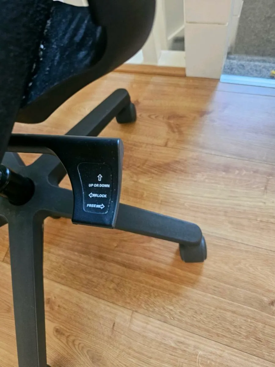 Office chair, Excellent condition - Image 4