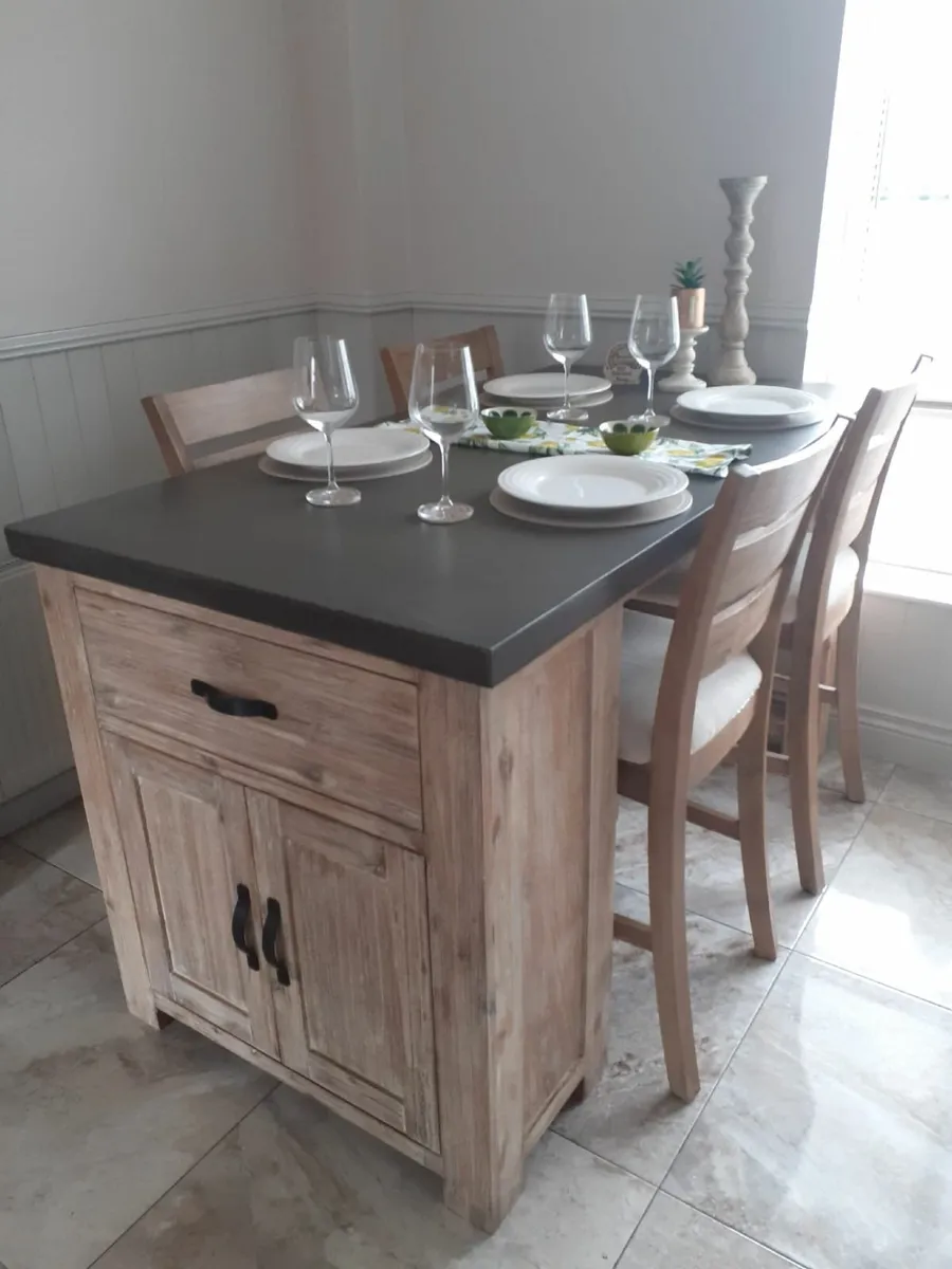 Breakfast island and 4 bar stools - Image 1
