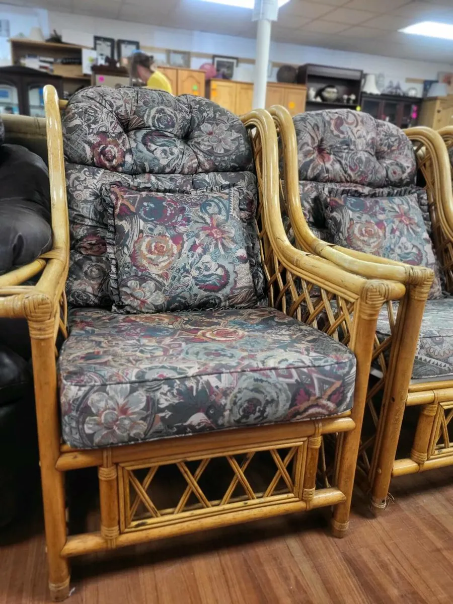 North West Hospice Charity Shop wicker suite - Image 2