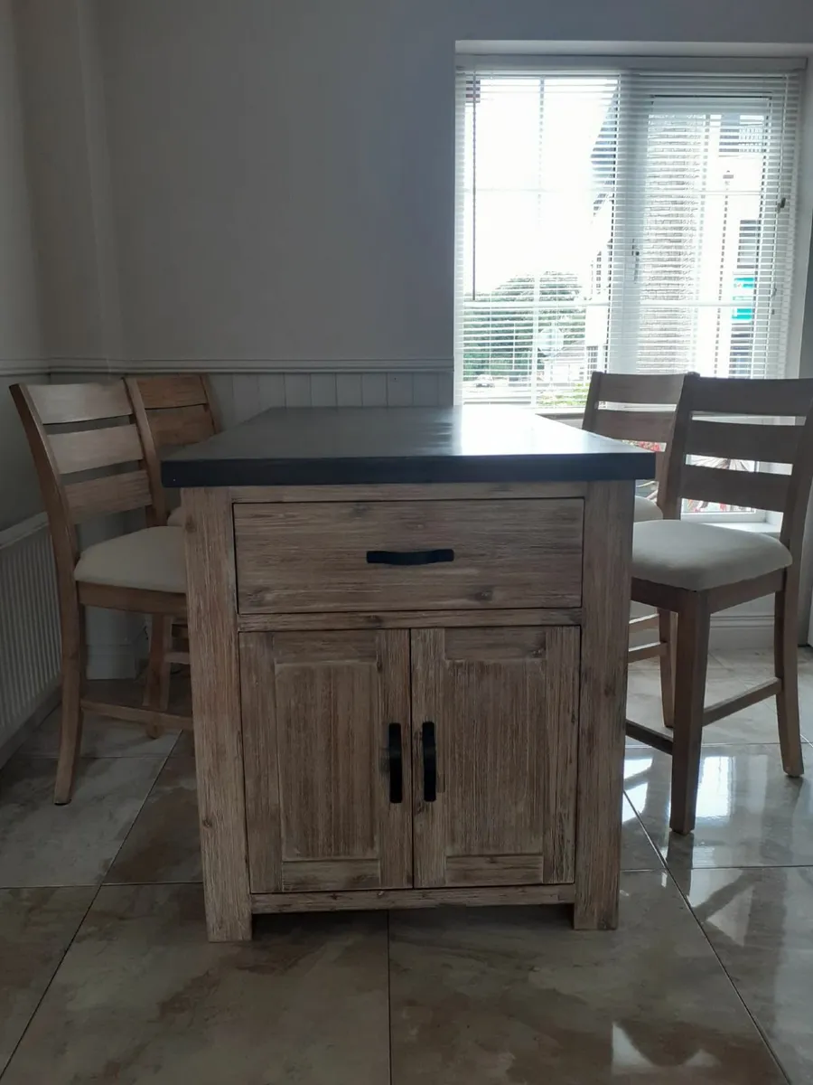 Breakfast island and 4 bar stools - Image 4