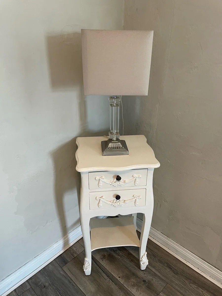 Stylish Side Table with Modern Lamp - Image 1