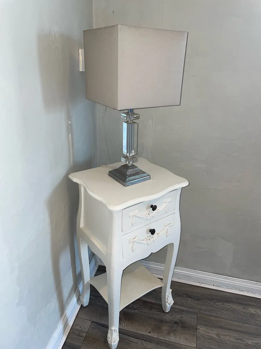 Stylish Side Table with Modern Lamp - Image 2