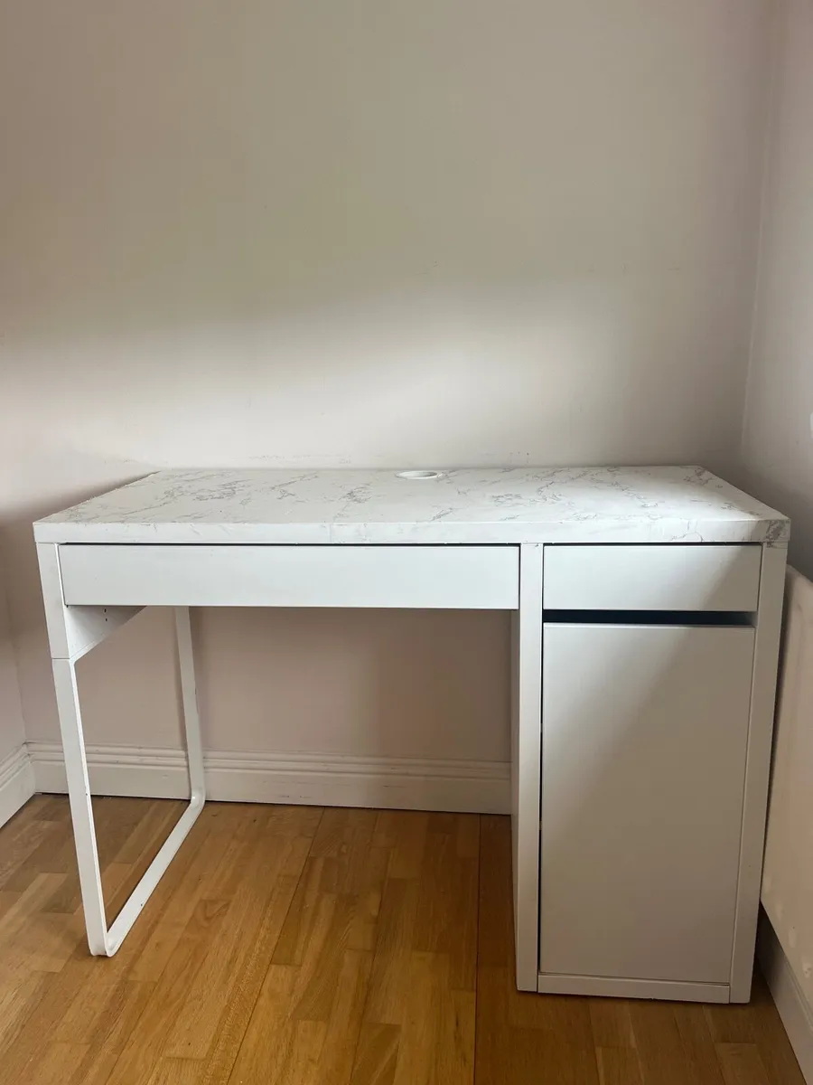 Nail table - Image 1